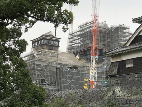 熊本城天守閣は休日雨でも作業を続けられてます